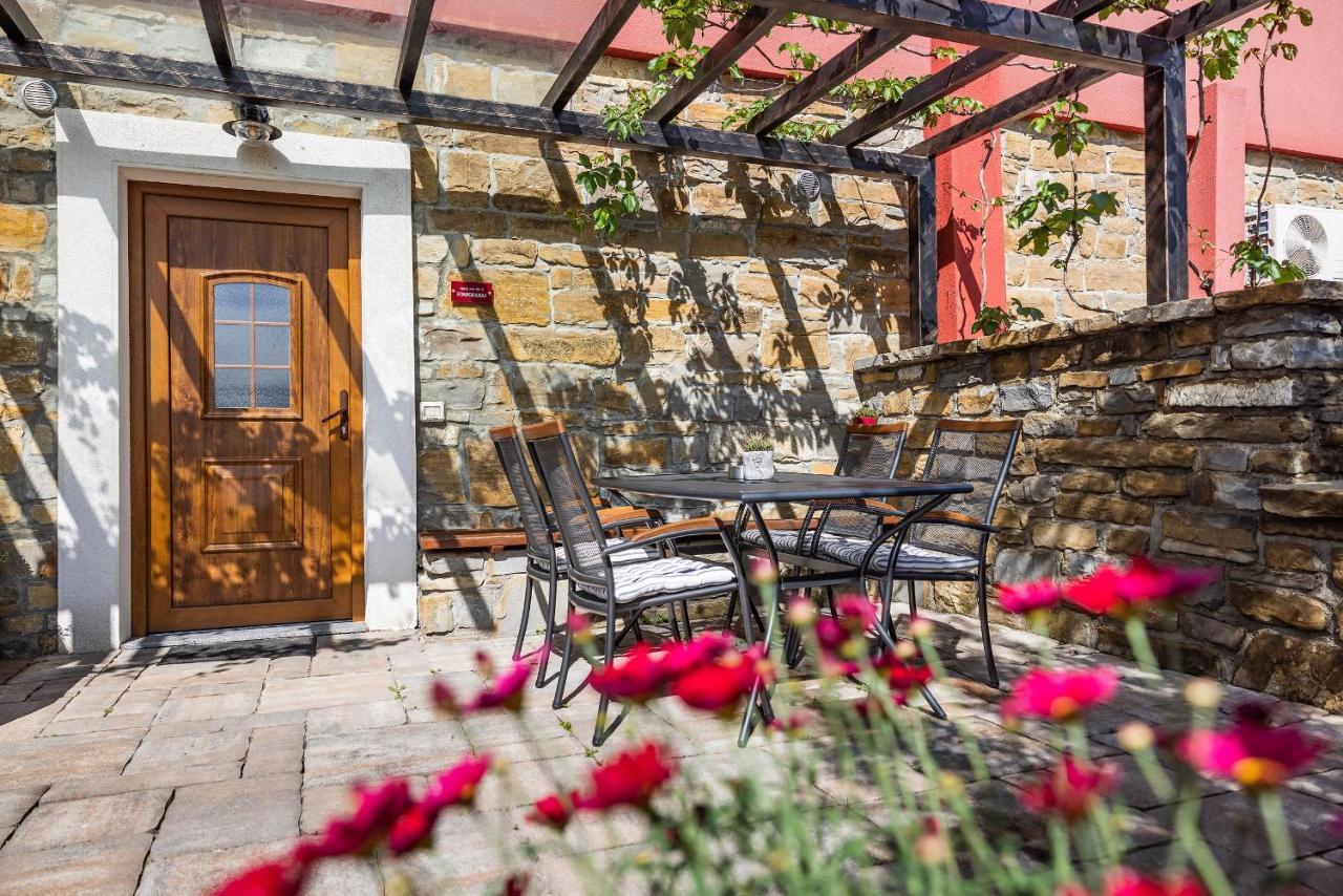 Touristfarm - Apartments "Red Fairytale" Marezige Ngoại thất bức ảnh