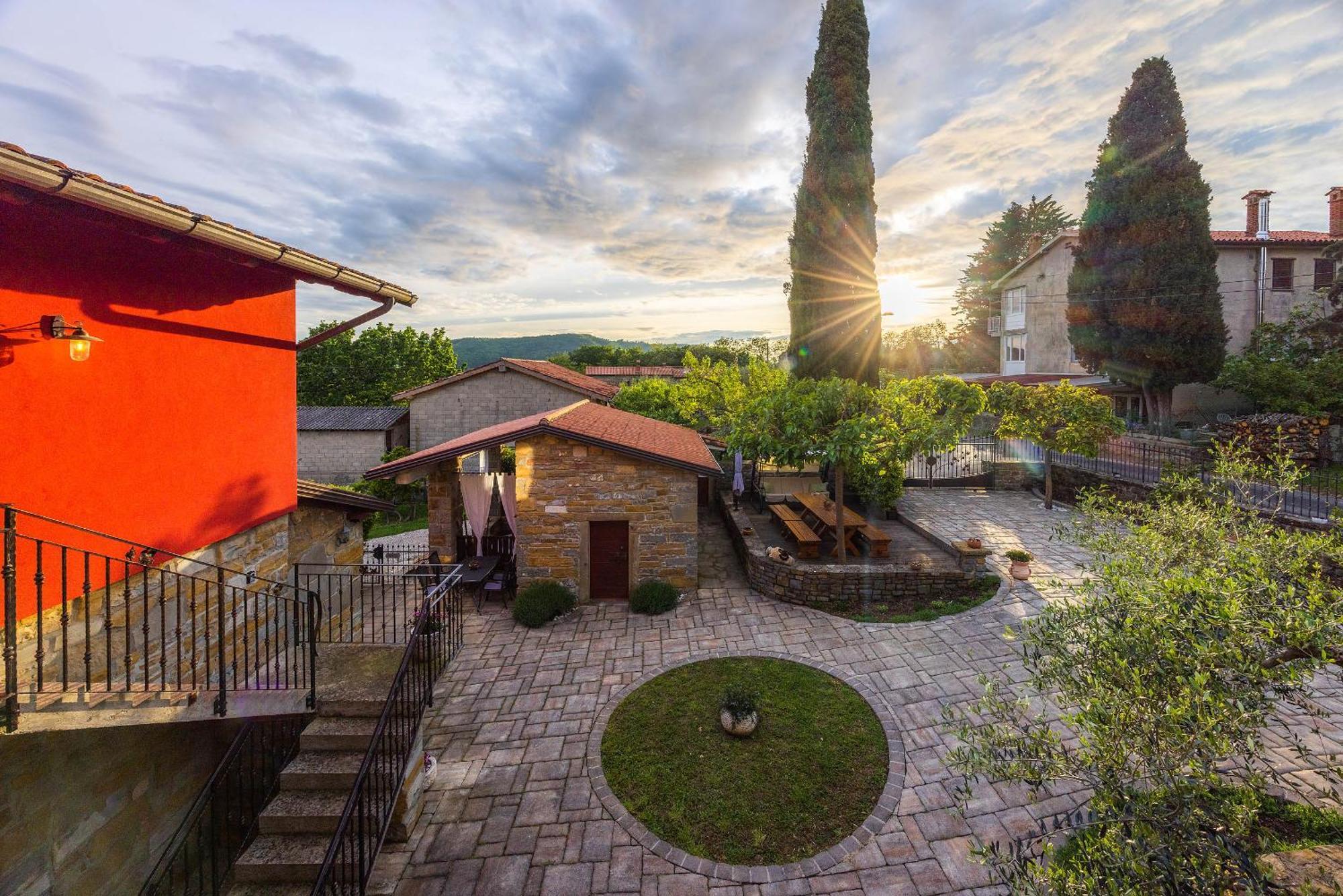 Touristfarm - Apartments "Red Fairytale" Marezige Ngoại thất bức ảnh