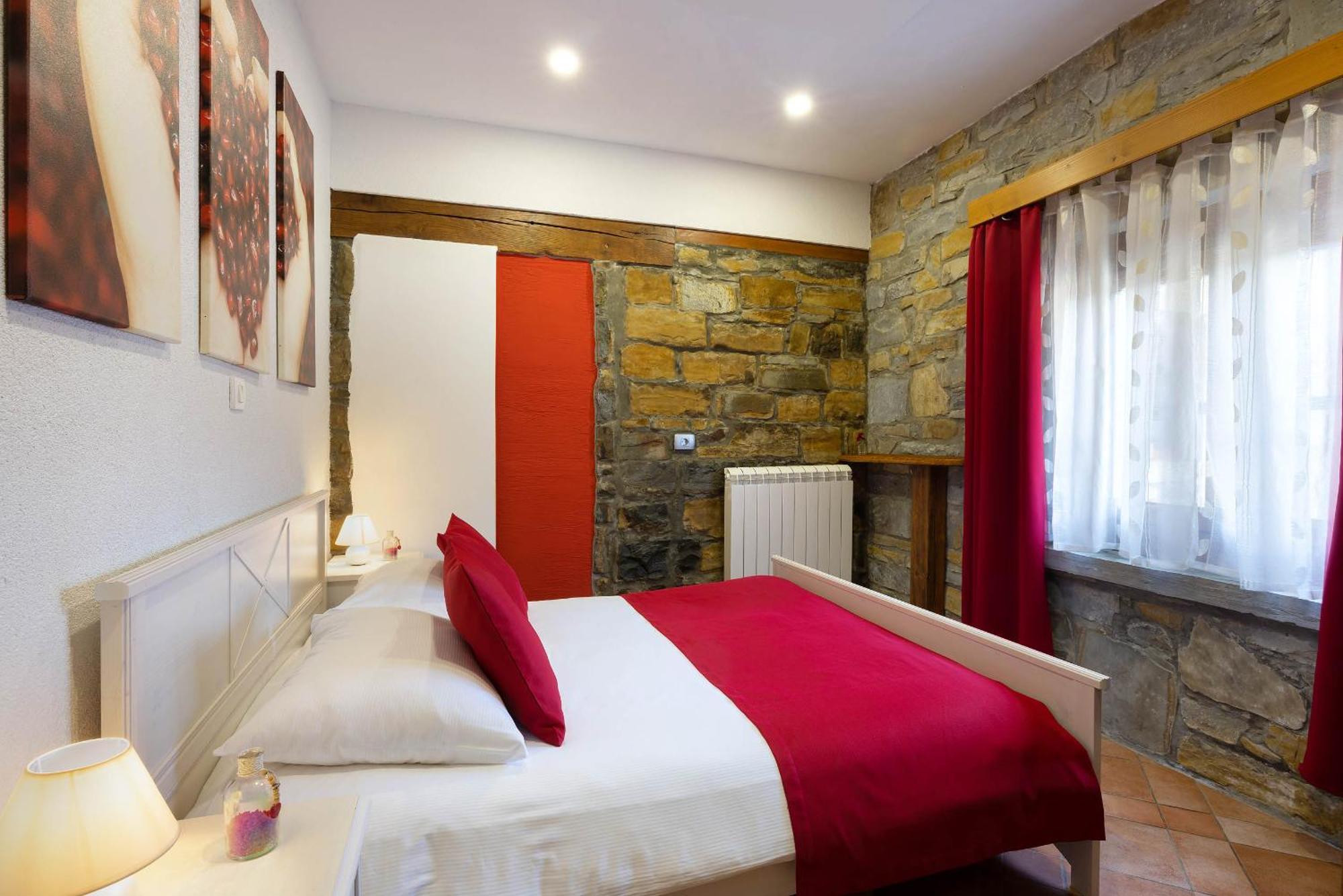 Touristfarm - Apartments "Red Fairytale" Marezige Phòng bức ảnh